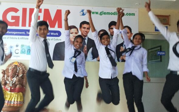 47576614_1962931770675148_4337953179829272576_n